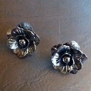 Silver-grey flower w/grey center bead, pierced post style